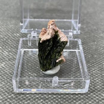 HARULDANE! 100% looduslik Sambia Epidote ja päevakivi sümbioos maavarade näidiseid kivid ja kristallid kvartsi kristallid + kasti suurus on 3,4 cm